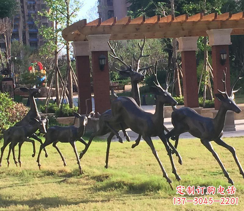 石狮奔跑的梅花鹿公园动物铜雕