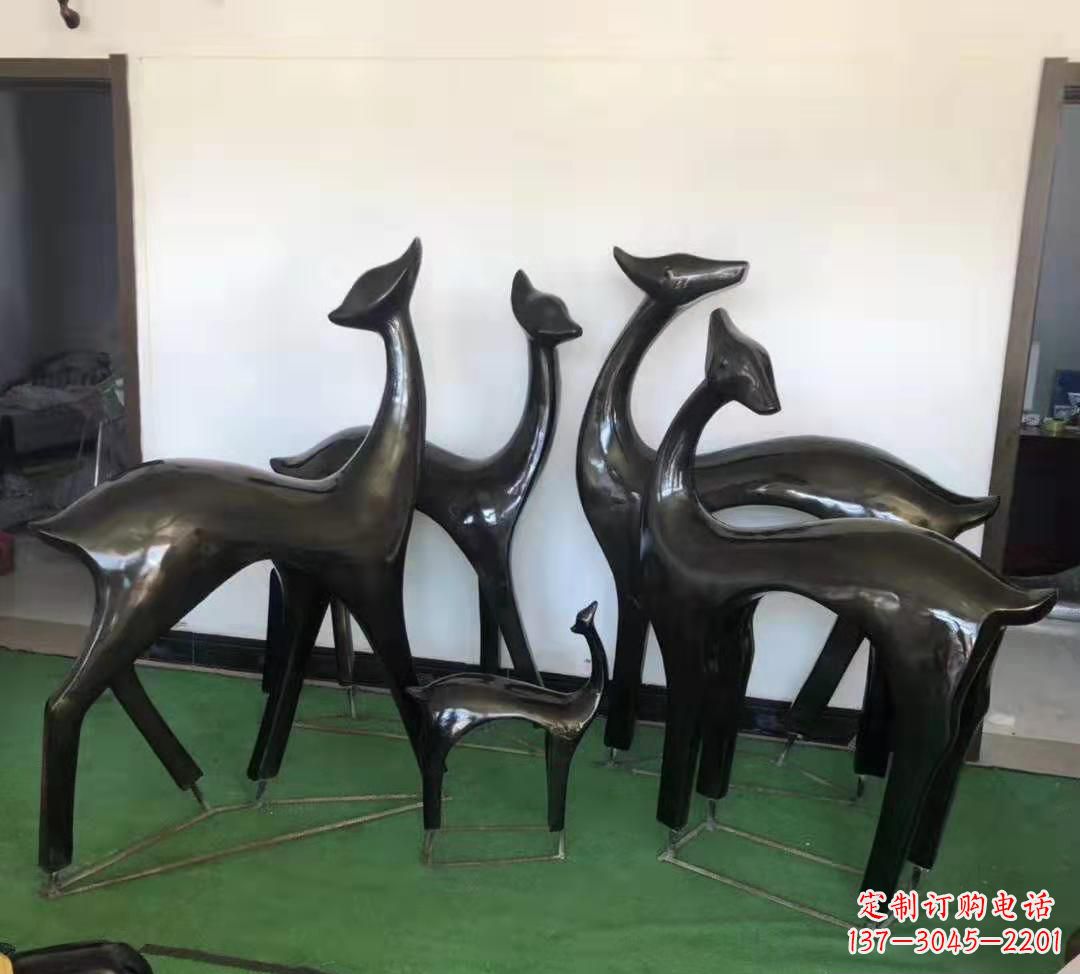 石狮玻璃钢仿铜鹿雕塑完美点缀庭院景观