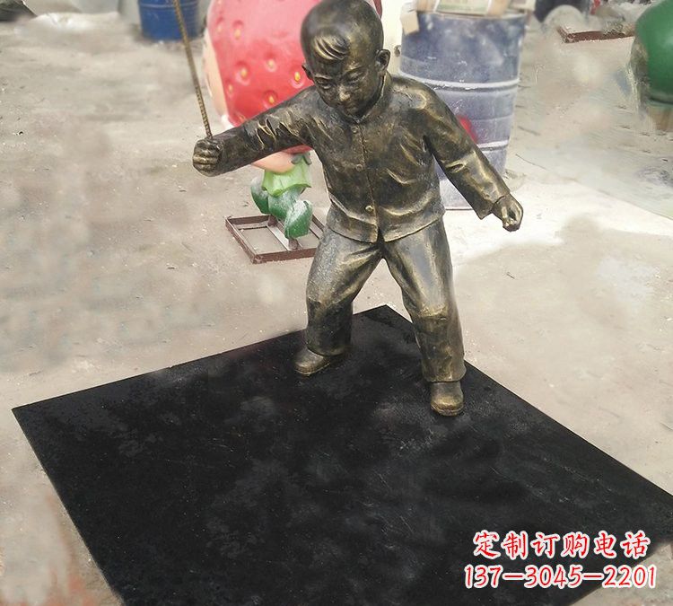 石狮玻璃钢仿铜打陀螺的儿童雕塑