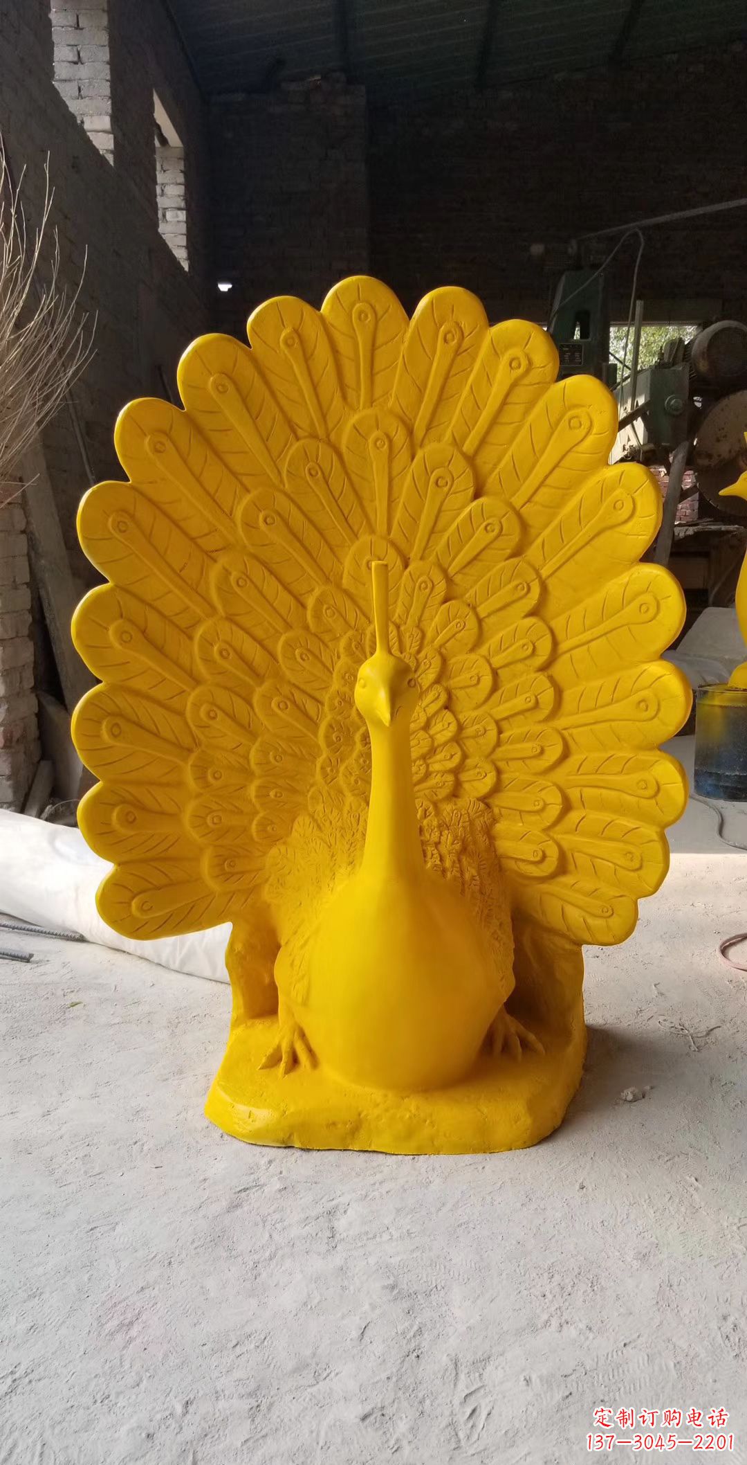 石狮玻璃钢制作的孔雀雕塑