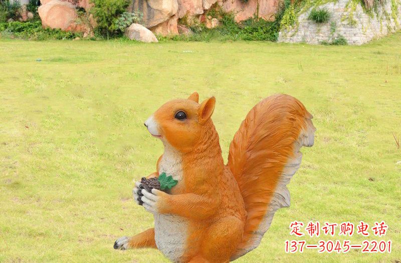 石狮玻璃钢制作的松鼠雕塑
