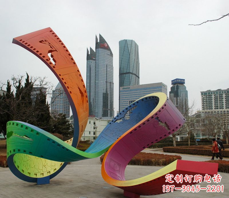 石狮不锈钢彩色胶卷雕塑艺术的精美结合