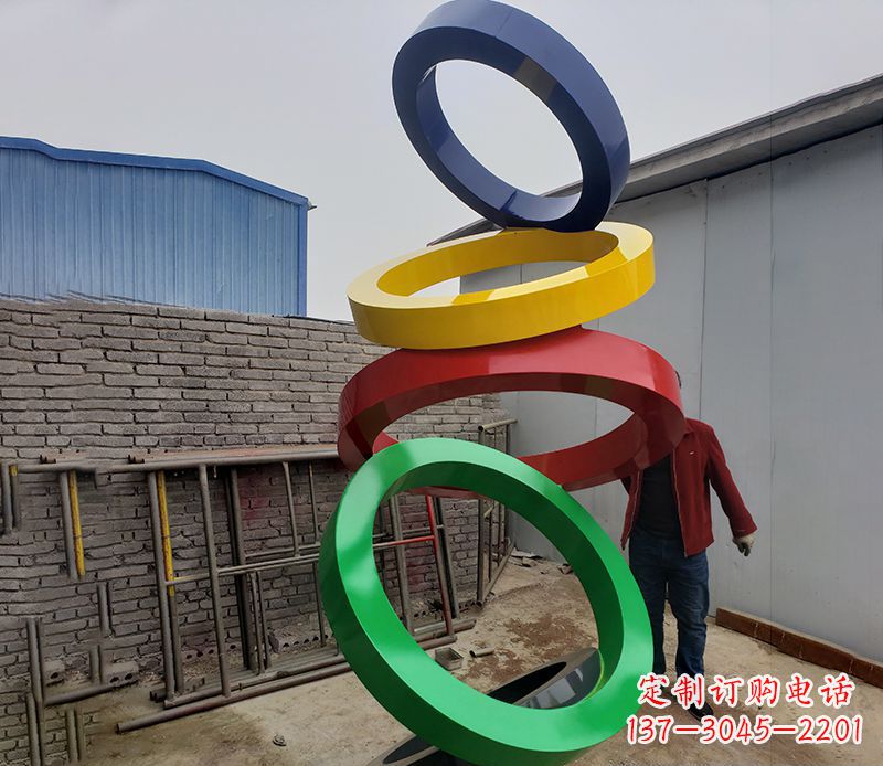 石狮璀璨缤纷的不锈钢圆环雕塑