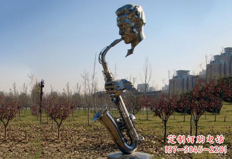 石狮静谧而神秘的不锈钢萨克斯雕塑