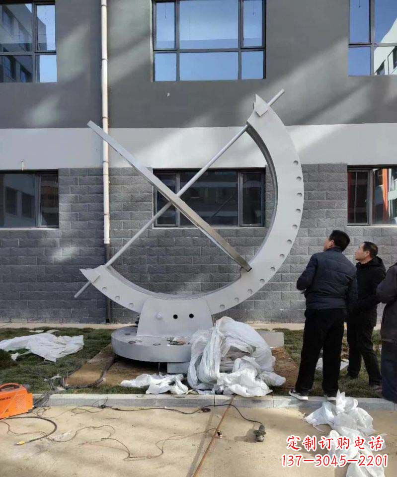 石狮不锈钢日晷雕塑精致而优雅