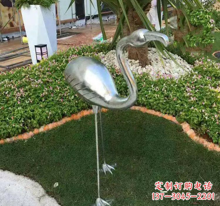 石狮火烈鸟雕塑美丽而又充满力量
