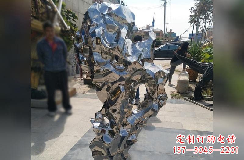 石狮太湖石雕塑——点缀不锈钢公园