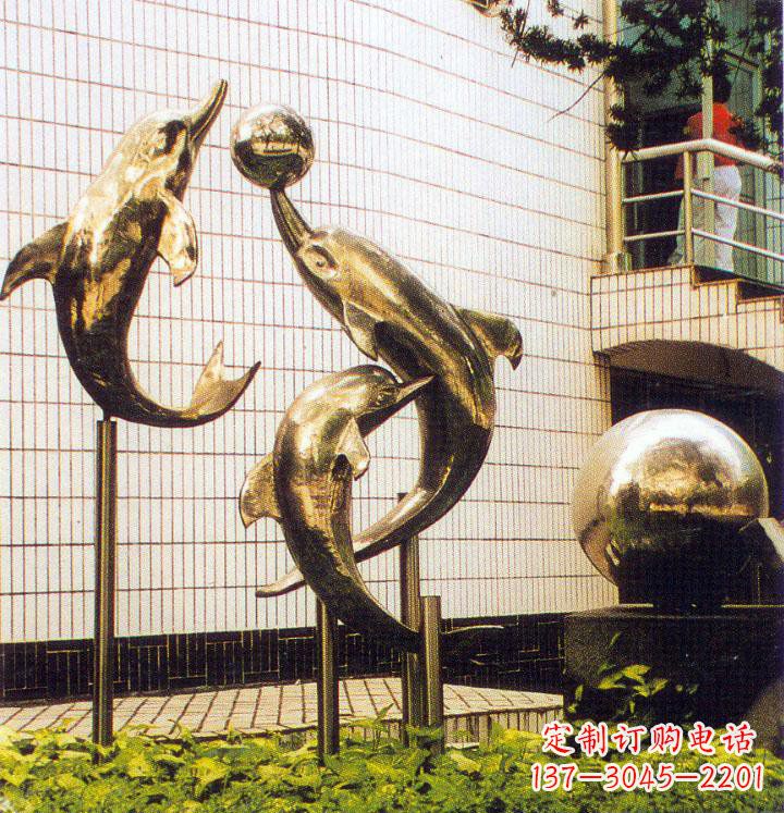 石狮海豚跃动的校园雕塑