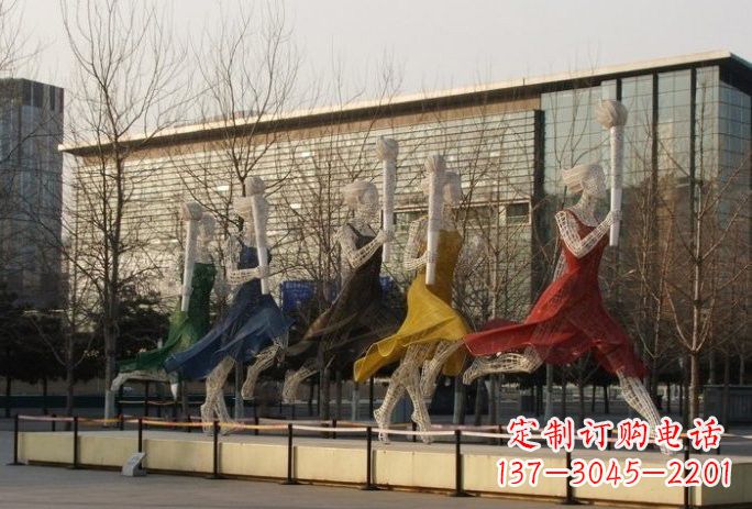 石狮不锈钢火炬手雕塑象征着永恒的精神