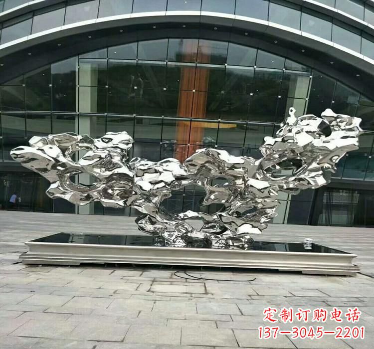 石狮灵动的太湖石雕塑