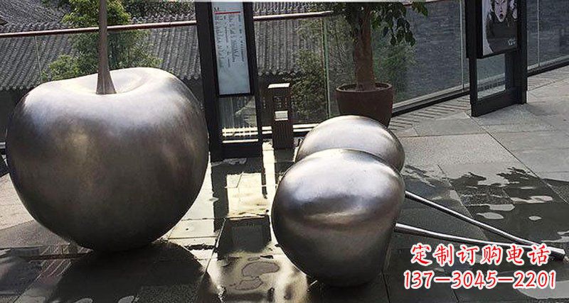 石狮樱桃雕塑点缀步行街美丽景观