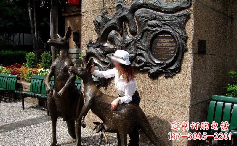 石狮袋鼠雕塑——装点步行街的美丽风景