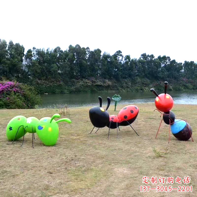 石狮彩绘玻璃钢蚂蚁雕塑——精致又充满动感
