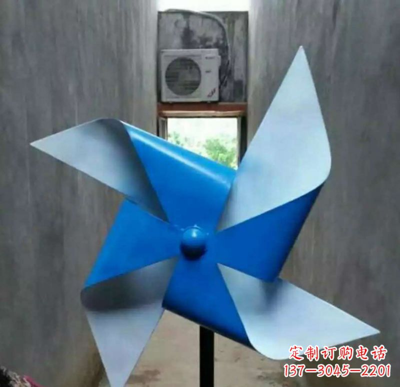 石狮色彩斑斓的不锈钢风车雕塑