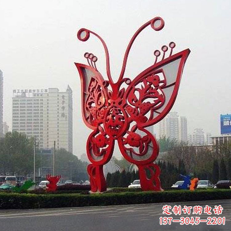 石狮绿化带上的大型红色蝴蝶雕塑