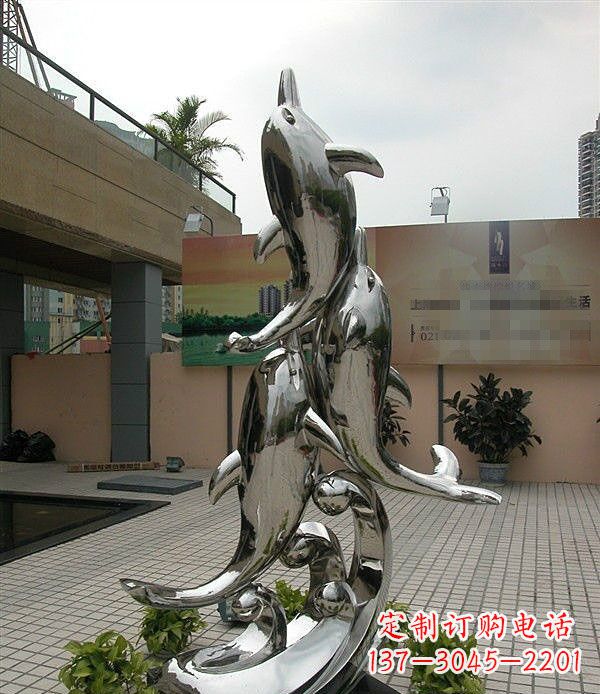 石狮海豚雕塑表达创意与活力