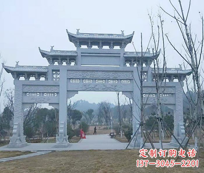 石狮村口三门石雕牌楼古朴华丽