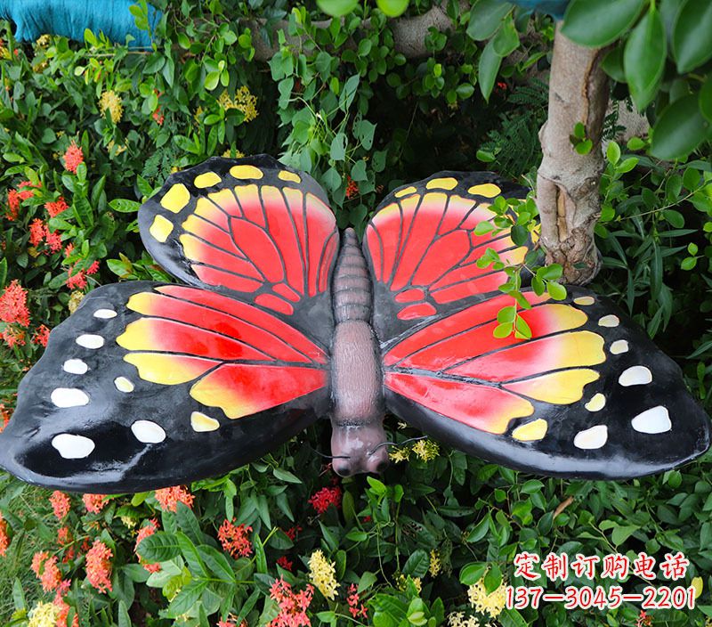 石狮雕刻精美的蝴蝶摆件