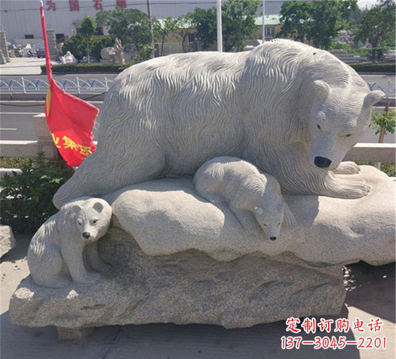 石狮公园北极熊母子石雕