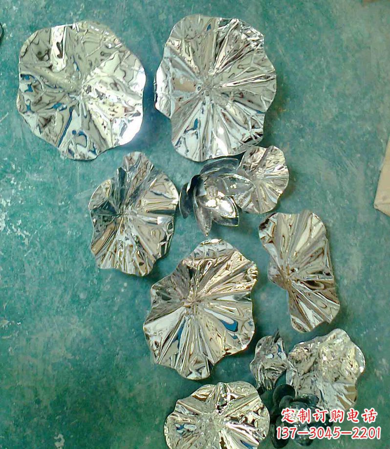 石狮精致锻铜荷叶造型雕塑