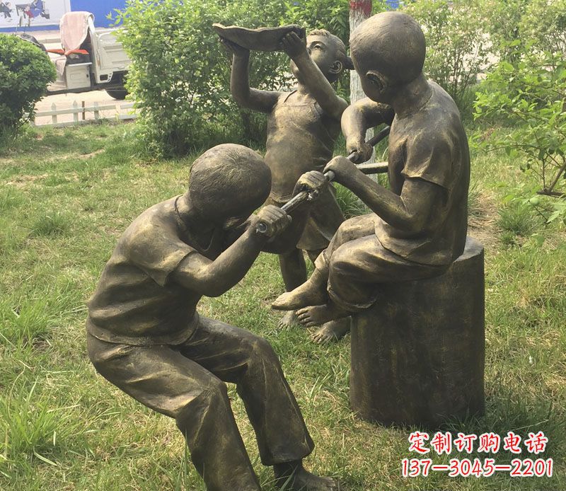 石狮公园玩水的儿童铜雕