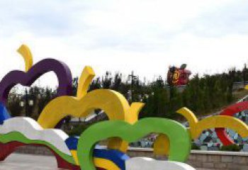 石狮广场艺术：不锈钢抽象彩色苹果雕塑