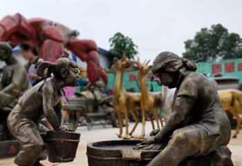 石狮注重传统的母爱——广场铜雕母亲洗衣服小品雕塑