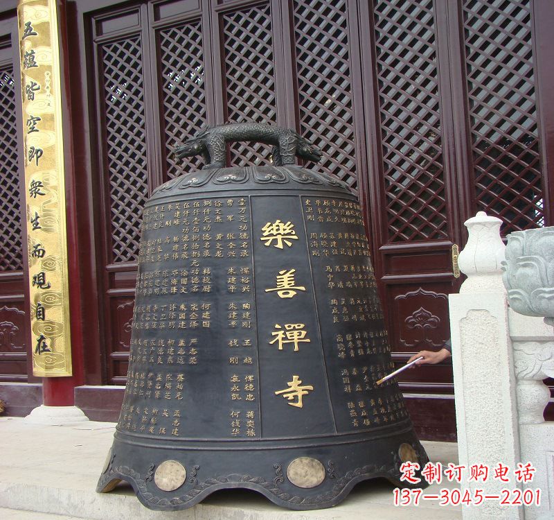 石狮精致优雅的乐善禅寺铜钟