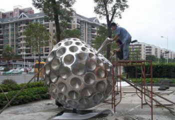 石狮精心打造的街边苹果雕塑
