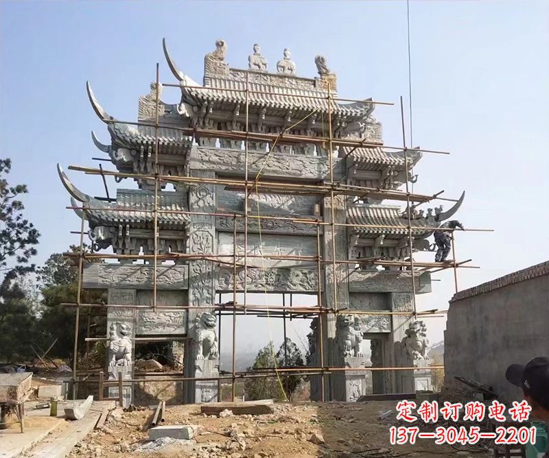 石狮石牌坊外东侧的龙凤雕塑