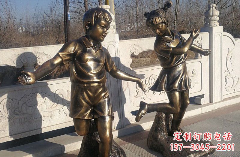 石狮踢毽子的儿童铜雕 (2)