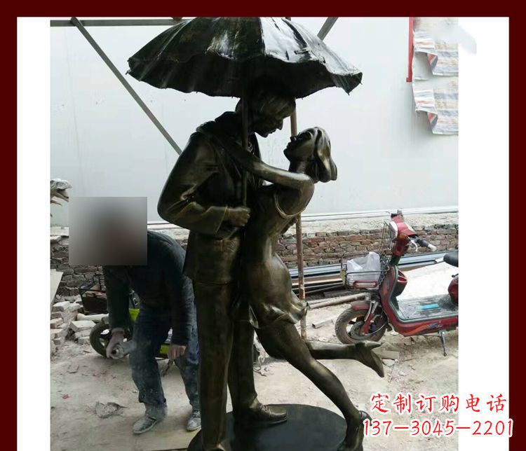 石狮雨伞下拥抱的情侣铜雕