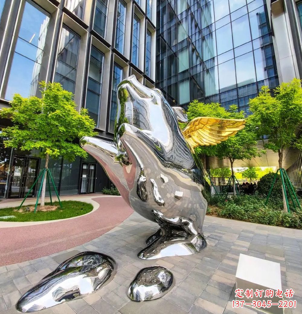 石狮猪雕塑-酒店门口一只带翅膀不锈钢镜面猪雕塑
